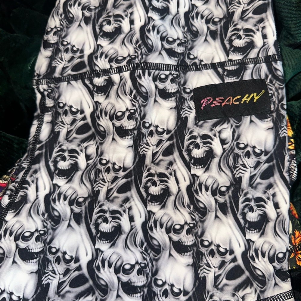 Peachy Black and White skulls Graphic Shorts size XL NWOT